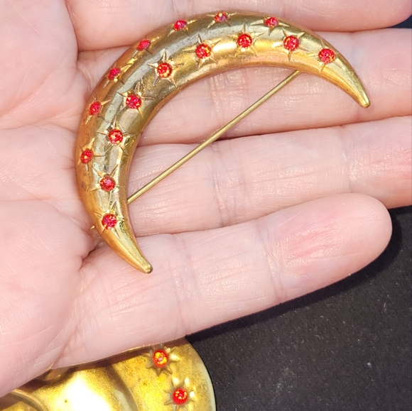 Vintage Gilded Crescent Moon Brooch - Picture 8 of 8